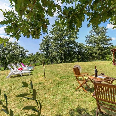 Vacation Home Latini Hum Bagian luar foto