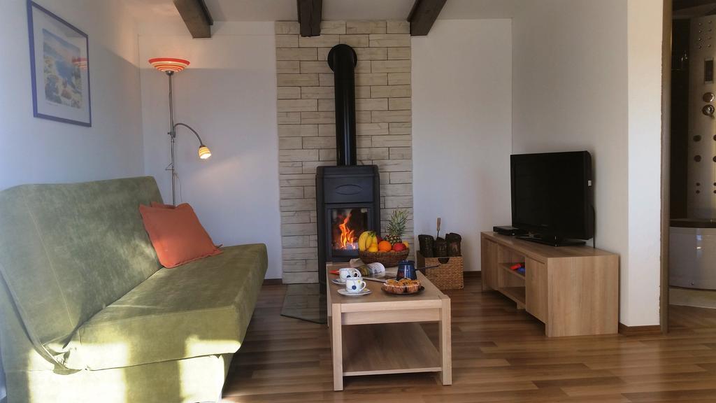 Vacation Home Latini Hum Bagian luar foto