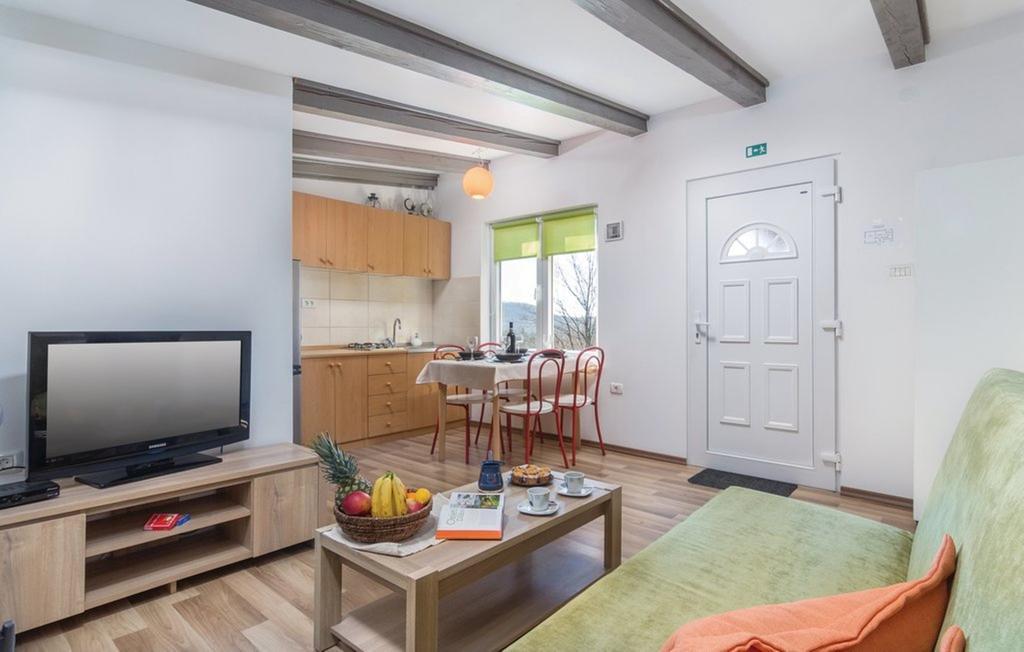 Vacation Home Latini Hum Bagian luar foto