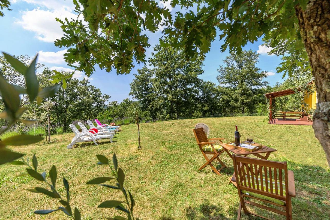Vacation Home Latini Hum Bagian luar foto