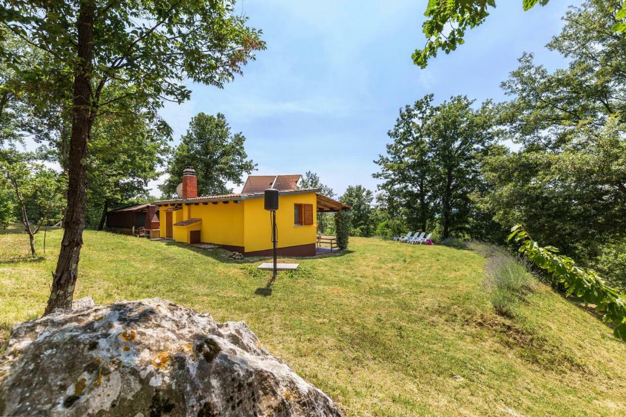 Vacation Home Latini Hum Bagian luar foto