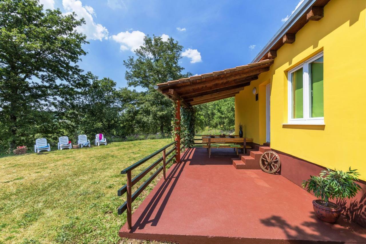 Vacation Home Latini Hum Bagian luar foto