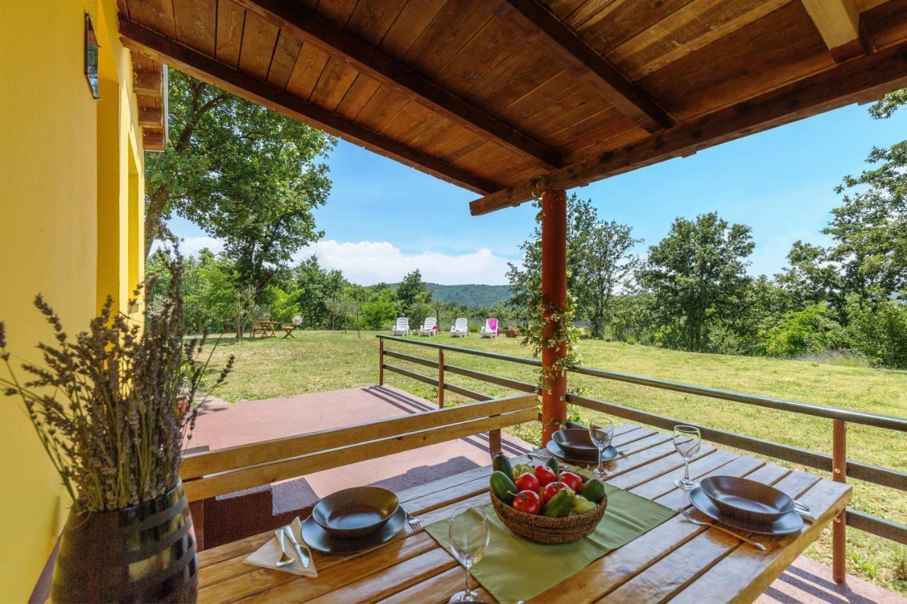 Vacation Home Latini Hum Bagian luar foto